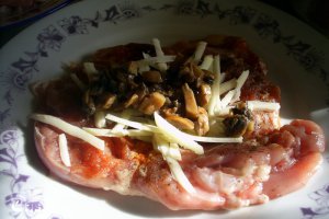 Rulouri de pui cu ciuperci si cascaval