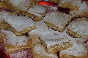 Placinta cu branza dulce, stafide aurii si crema de vanilie