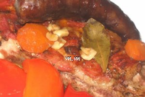 Friptura taraneasca cu coaste de porc si carnati