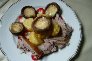 Gratin de ciuperci si cartofi cu piept de rata