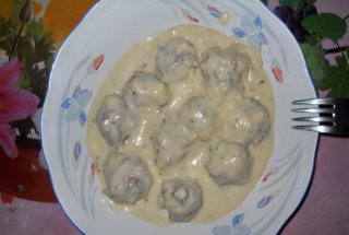 Perisoare de carne de porc si vita, in sos bechamel