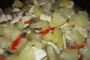 Pui cu ciuperci şi ananas în sos dulce-acrişor