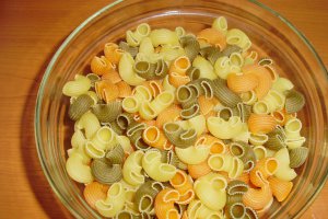 Rigate tricolore cu sos rosu