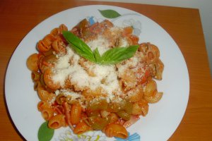 Rigate tricolore cu sos rosu
