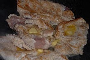 Piept de pui tras la tigaie cu vin si rozmarin