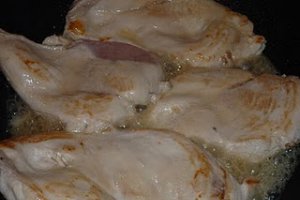 Piept de pui tras la tigaie cu vin si rozmarin
