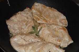 Piept de pui tras la tigaie cu vin si rozmarin