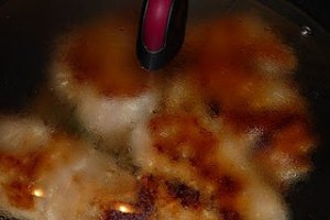 Piept de pui tras la tigaie cu vin si rozmarin