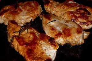 Piept de pui tras la tigaie cu vin si rozmarin