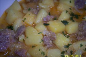Gulas cu cartofi si carnati