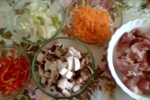 Pireu de cartofi cu sos de ciuperci si carne de porc
