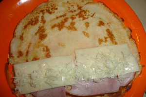 Clatite cu sunca si cascaval