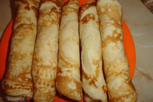 Clatite cu sunca si cascaval