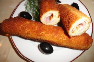 Clatite cu sunca si cascaval