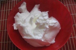 Prajitura cu fructe de padure si crema de vanilie