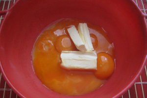 Prajitura cu fructe de padure si crema de vanilie