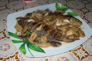 Caras cu ciuperci si sos de vin