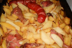 Pulpe de pui cu cartofi si carnati la cuptor