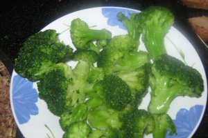 Aripioare de pui si brocolli in pesmet la cuptor