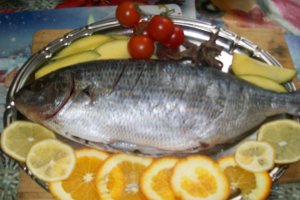 Dorada  umpluta  pe pat de legume