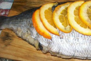 Dorada  umpluta  pe pat de legume
