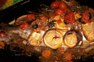 Dorada  umpluta  pe pat de legume