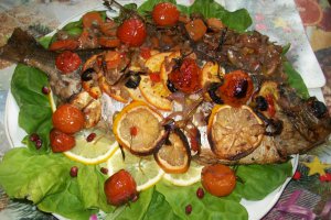 Dorada  umpluta  pe pat de legume