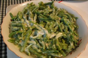 Salata de fasole verde cu maioneza, iaurt si usturoi