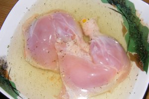 Pulpe de pui cu legume si sos de usturoi