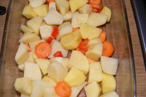 Pulpe de pui cu legume si sos de usturoi