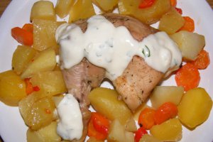 Pulpe de pui cu legume si sos de usturoi