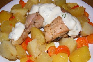 Pulpe de pui cu legume si sos de usturoi