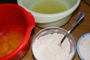 Rulada cu dulceata de visine si glazura de ciocolata