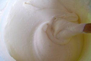 Rulada cu dulceata de visine si glazura de ciocolata