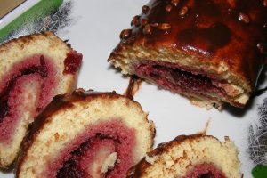 Rulada cu dulceata de visine si glazura de ciocolata