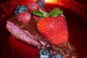 Tort de capsuni si fructe de padure cu blat de cafea