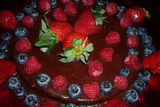 Tort de capsuni si fructe de padure cu blat de cafea
