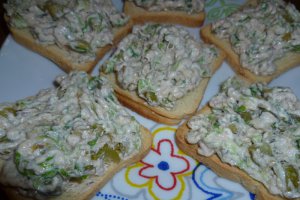 Pasta de ton pe fette biscottate (felii de paine prajita)
