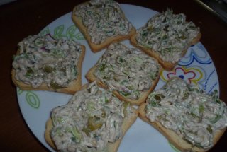 Pasta de ton pe fette biscottate (felii de paine prajita)