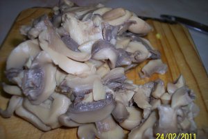 Pateuri umplute cu ciuperci si cu sunca