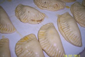 Pateuri umplute cu ciuperci si cu sunca