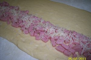 Pateuri umplute cu ciuperci si cu sunca