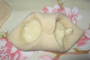 Cornuri cu nuttela si papucei cu brinza
