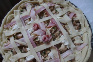 Tarta cu piept de pui si galbiori