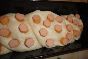 Paine de casa cu seminte si crenvusti