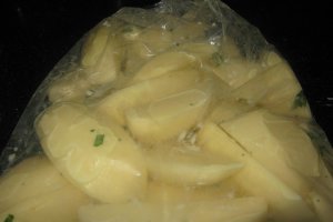 Cartofi la punga cu salata