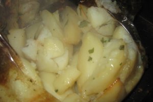Cartofi la punga cu salata