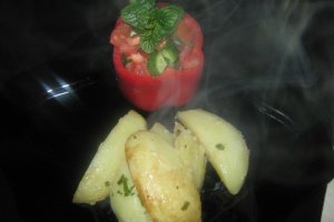 Cartofi la punga cu salata