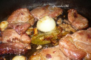 Friptura de porc la tava cu ciuperci si praz