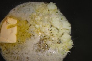 Pui la cuptor cu cartofi si maioneza de usturoi
